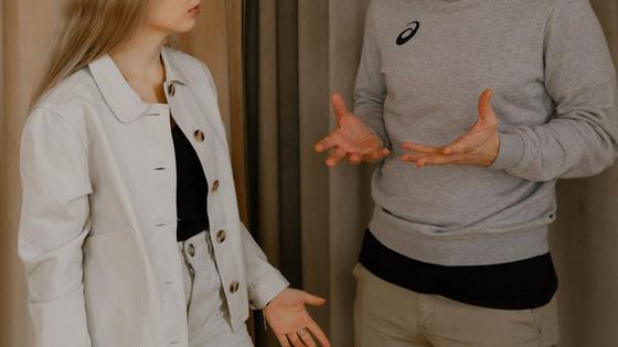 Парень и девушка разговаривают на повышенных тонах Парень и девушка разговаривают на повышенных тонах