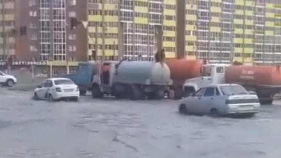 машины едут по затопленной дороге машины едут по затопленной дороге