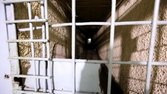 Решетка на дверях в колонии Решетка на дверях в колонии
