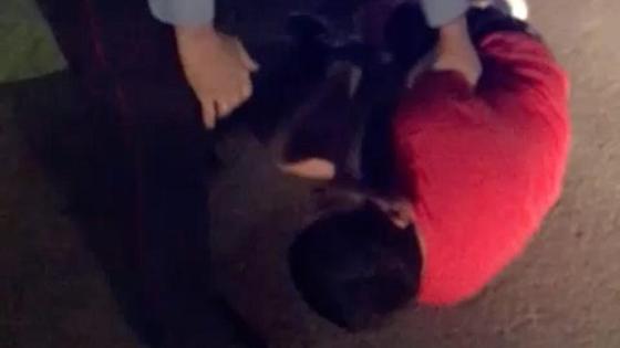 Полицейский проводит задержание Полицейский проводит задержание