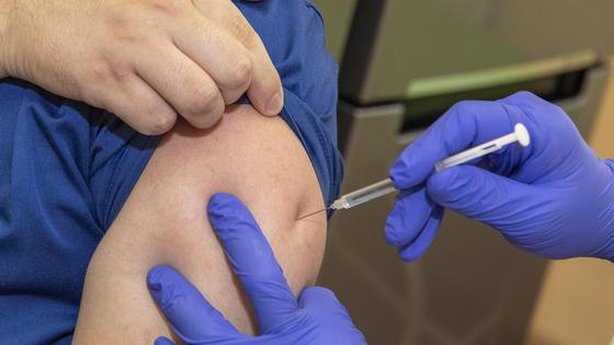 Врач ставит укол пациенту Врач ставит укол пациенту