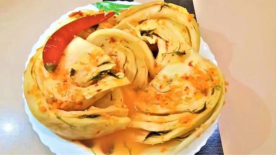 Соленая кусочками капуста на тарелке Соленая кусочками капуста на тарелке