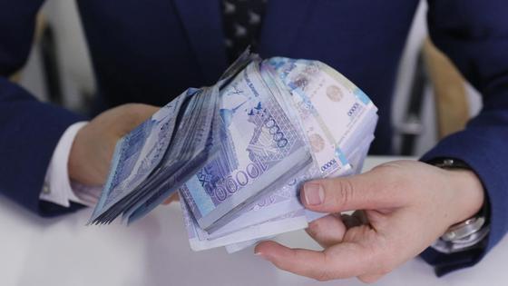 мужчина держит пачку денег в руках мужчина держит пачку денег в руках