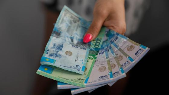 Женщина держит в руках деньги Женщина держит в руках деньги