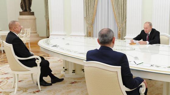Владимир Путин, Ильхам Алиев и Никол Пашинян сидят за столом Владимир Путин, Ильхам Алиев и Никол Пашинян сидят за столом