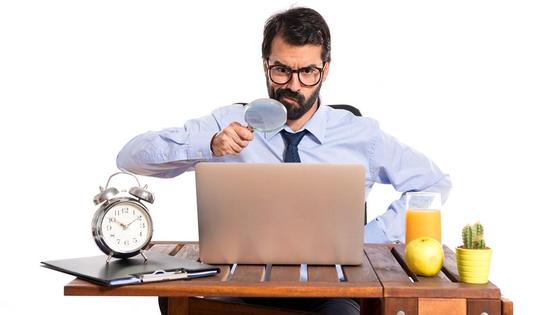 Мужчина ищет информацию Мужчина ищет информацию
