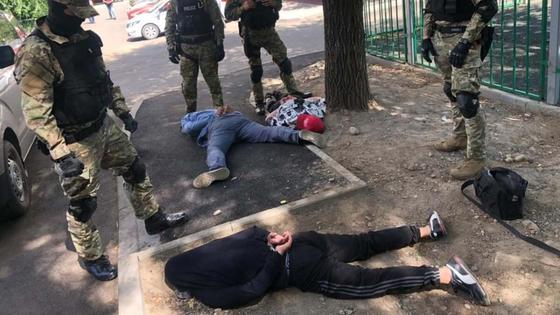 Подозреваемых задержали полицейские Подозреваемых задержали полицейские