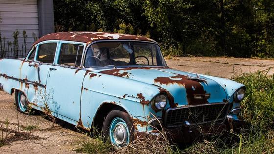 Ржавая голубая машина на улице Ржавая голубая машина на улице
