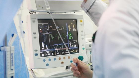 Врачи делают операцию Врачи делают операцию