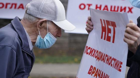 Мужчина смотрит на плакат Мужчина смотрит на плакат