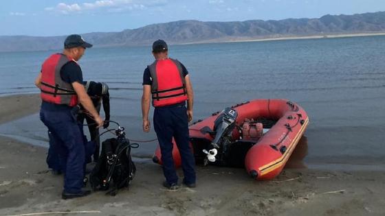 Спасатели стоят на берегу водоема Спасатели стоят на берегу водоема