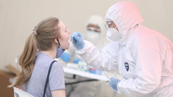 медик берет мазок на коронавирус у девушки медик берет мазок на коронавирус у девушки