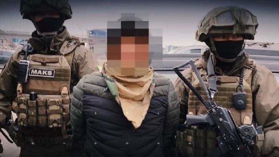Бойцы с задержанным Бойцы с задержанным