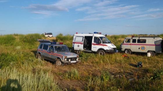 спасательно-поисковые машины стоят в поле спасательно-поисковые машины стоят в поле