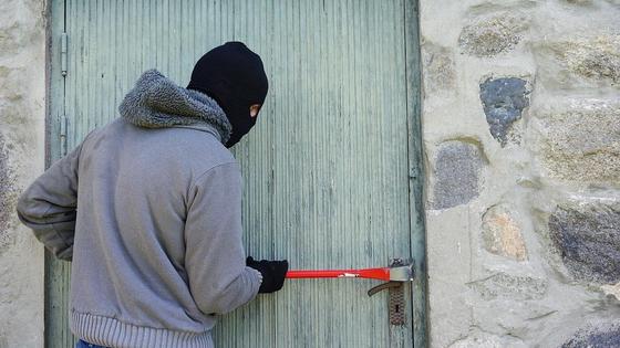 Вор проникает в жилище Вор проникает в жилище