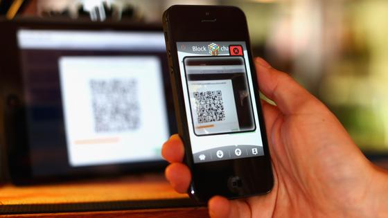 Мужчина сканирует QR-код Мужчина сканирует QR-код