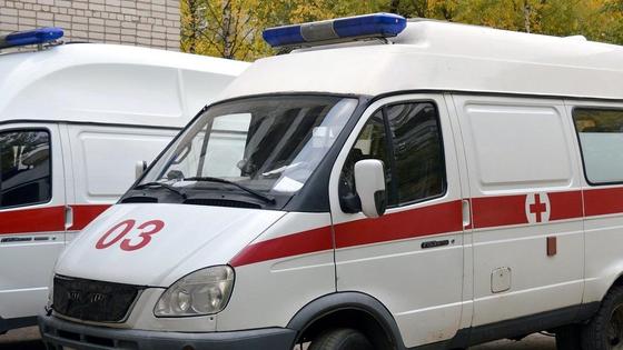 Машины скорой помощи стоят в ряд Машины скорой помощи стоят в ряд