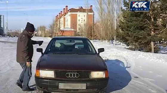 Мужчина протирает лобовое стекло Мужчина протирает лобовое стекло