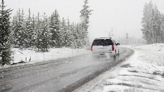 Автомобиль несется по заснеженной трассе Автомобиль несется по заснеженной трассе