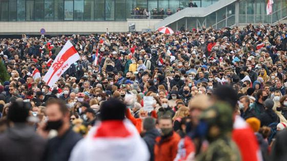Минскідегі жүз мыңдаған адам наразылық акциясына шықты Минскідегі жүз мыңдаған адам наразылық акциясына шықты