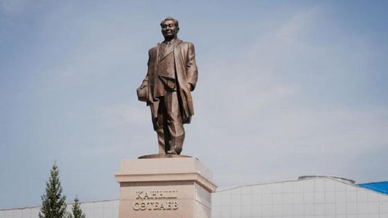 Памятник Канышу Сатпаеву Памятник Канышу Сатпаеву