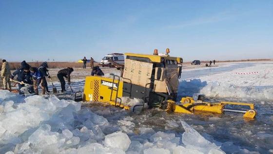 Жүк тиегіш мұзға түсіп кетті Жүк тиегіш мұзға түсіп кетті