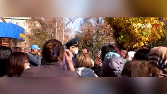 Обманутые вкладчики штурмуют акимат Шымкента Обманутые вкладчики штурмуют акимат Шымкента