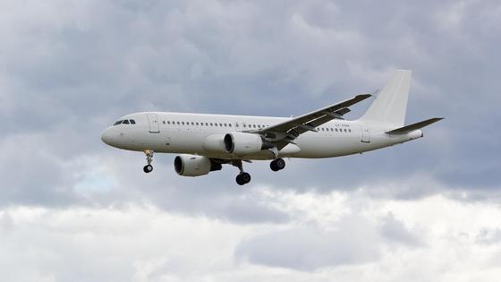 Самолет в небе Самолет в небе
