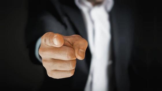 мужчина делает указательный жест мужчина делает указательный жест