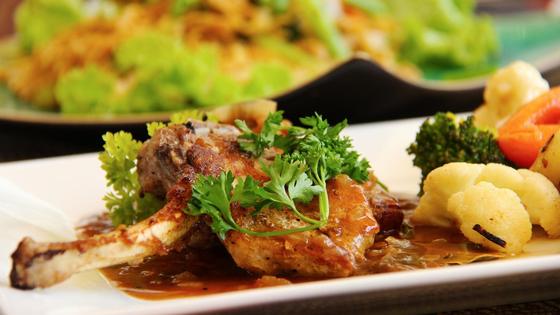 Мясо с овощами на тарелке Мясо с овощами на тарелке