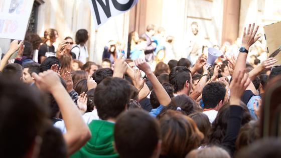 Люди протестуют на митинге Люди протестуют на митинге