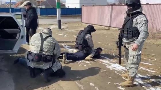 спецназ задерживает мужчину спецназ задерживает мужчину