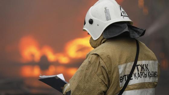 Пожарный на тушении возгорания Пожарный на тушении возгорания