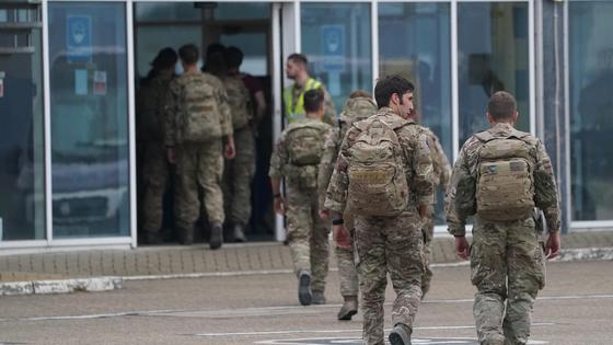 Военные в аэропорту Военные в аэропорту