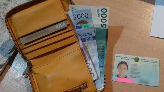 Кошелек с деньгами и удостоверение личности лежат на столе Кошелек с деньгами и удостоверение личности лежат на столе