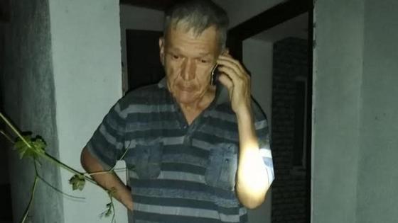 мужчина отказался покидать дом возле зоны ЧС мужчина отказался покидать дом возле зоны ЧС