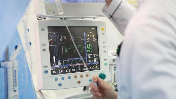 Врач следит за показателями приборов Врач следит за показателями приборов