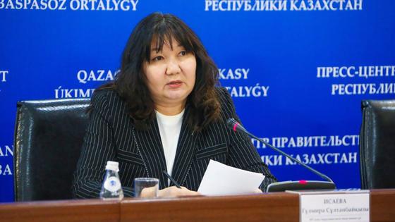 Гульмира Исаева сидит за столом Гульмира Исаева сидит за столом