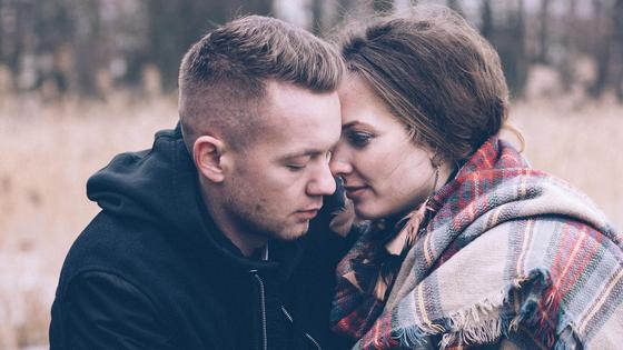 Девушка смотрит на парня с любовью Девушка смотрит на парня с любовью