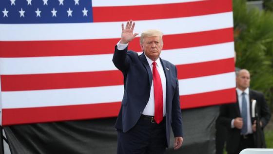 Дональд Трамп машет рукой Дональд Трамп машет рукой