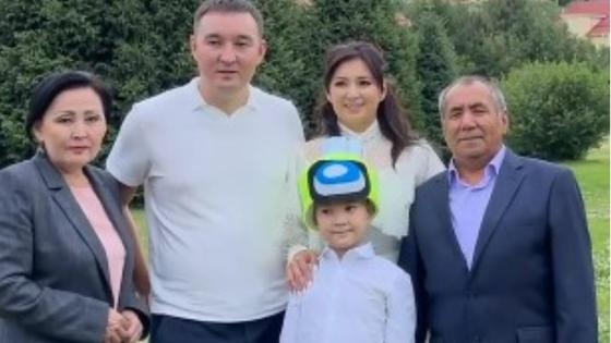 Мадина Сәдуақасова отбасымен Мадина Сәдуақасова отбасымен