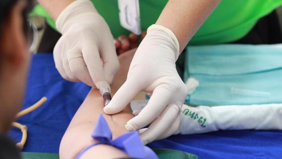 Медсестра ставит укол мужчине Медсестра ставит укол мужчине
