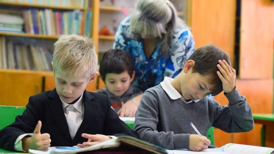 Преподаватель объясняет школьникам задание Преподаватель объясняет школьникам задание