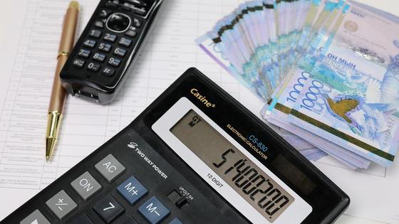 Калькулятор и деньги лежат на графике Калькулятор и деньги лежат на графике