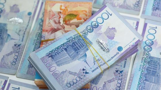 купюры тенге лежат на столе купюры тенге лежат на столе