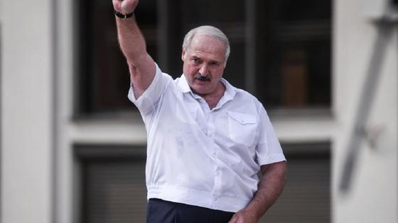 Алексей Навальный в белой рубашке Алексей Навальный в белой рубашке