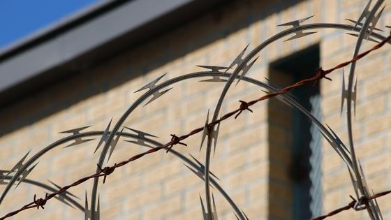 Забор из колючей проволоки в тюрьме Забор из колючей проволоки в тюрьме