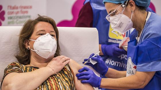 Женщине делают прививку Женщине делают прививку
