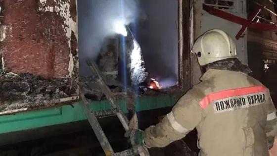Сотрудник пожарной охраны у сгоревшего вагона поезда Сотрудник пожарной охраны у сгоревшего вагона поезда
