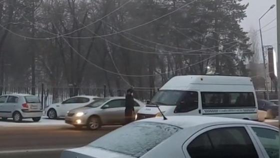 Маршрутка зацепилась за гирлянды в Талгаре Маршрутка зацепилась за гирлянды в Талгаре